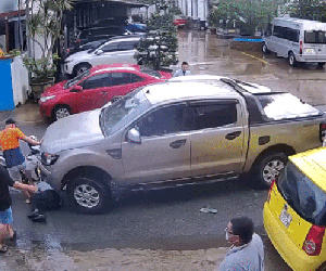 Clip: Kinh hoàng hai nhóm người hỗn chiến giữa đường phố, tài xế bán tải nằm gục trước đầu xe