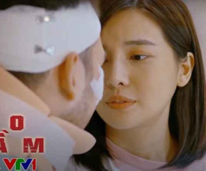 Bão ngầm tập 50: Cao Thái Hà hôn Hà Việt Dũng nhưng lại đồng thời 'khóa môi' bác sĩ, phản ứng của ông trùm đáng chú ý