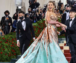 Host Met Gala 2022 'thay váy' ngay trên thảm đỏ