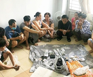 18 đối tượng thuê nhà nghỉ sát phạt thâu đêm