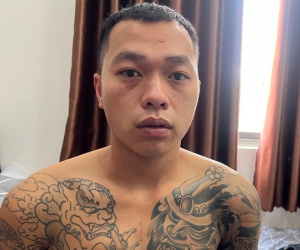 Bắt đối tượng truy nã đặc biệt nguy hiểm định rút súng chống trả công an