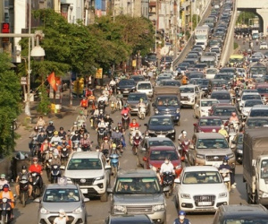 Hà Nội 'ngày trở lại', biển người chen chân dưới trời nắng gay gắt, quay về Thủ đô sau kỳ nghỉ lễ