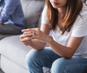 Bạn đời có quỹ đen và lén đầu tư đất, ly hôn ngay hay tha thứ?