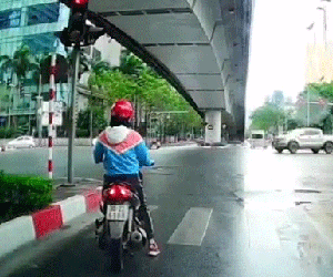Pha vào cua khó hiểu của xe bán tải và phản ứng của chị đi xe máy khiến tất cả ngạc nhiên