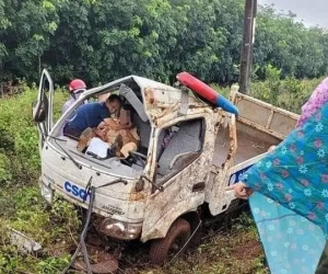 Xe chuyên dụng CSGT nổ lốp khiến một cán bộ trọng thương