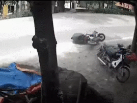 Thanh niên chạy SH tốc độ 'xé gió' như bay trên vỉa hè và pha tiếp đất khiến nhiều người rợn tóc gáy
