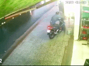 Phát hiện kẻ gian thập thò 'dắt trộm' xe máy, chủ nhà lao ra chặn nhưng vẫn nhận cái kết đầy 'đau đớn'