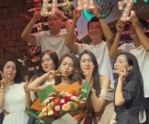 Hội nàng Wags nổi tiếng xuất hiện trong đêm nhạc của Hòa Minzy, Hà Đức Chinh và Thành Chung có hành động khiến dân tình phì cười