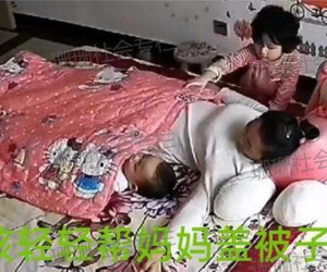 Thấy mẹ ôm em trai ngủ trưa, bé gái nhẹ nhàng kéo chăn đắp, hành động sau đó lại khiến nhiều người xót xa
