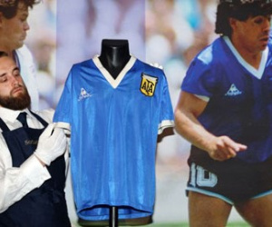 Áo đấu World Cup 1986 của Maradona được bán với giá kỷ lục