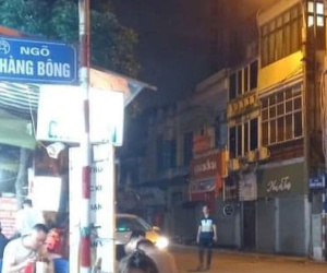 Bắt tài xế taxi 'nhảy điện thoại' của 2 nữ du khách Nga trên phố cổ Hà Nội