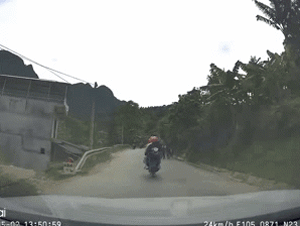 Làm việc tốt không đúng cách, nhóm phượt thủ bị phản đối kịch liệt vì suýt gây hoạ cho ô tô