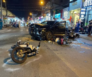 TP HCM: Ô tô mất lái tông nhiều xe máy, tài xế rời khỏi hiện trường