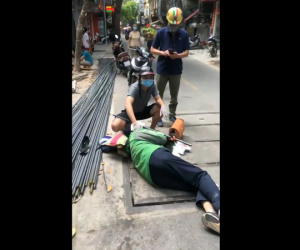 Video: Người đàn ông mặc áo Grab bị thanh sắt xây dựng rơi xiên qua đầu