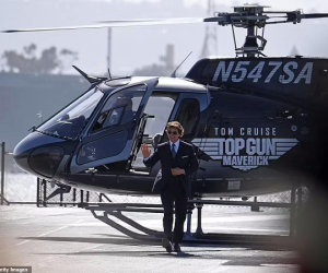 Tom Cruise ngồi trực thăng tới buổi công chiếu 'Top Gun: Maverick'