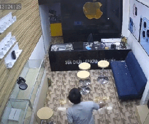 Trần nhà bỗng nhiên rung lắc như sắp sập, hai bố con bất ngờ đón một vị khách 'xuyên không'