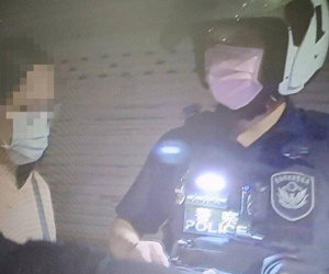 Nhởn nhơ ngoài xã hội 13 năm, nữ tội phạm trốn nã bị bắt chỉ vì quên đội mũ bảo hiểm