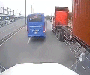 Clip ghi lại cảnh xe buýt chạy tốc độ cao, tạt đầu container gây xôn xao