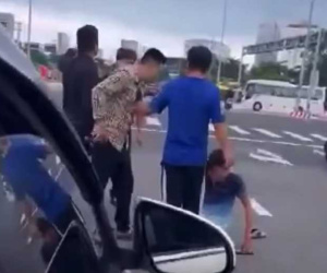 CLIP: Tài xế grab bị hành hung dã man sau va chạm giao thông