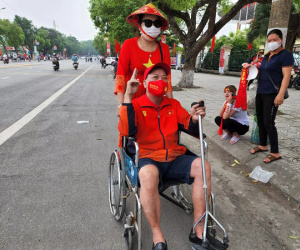 CĐV ngồi xe lăn từ Hà Nội lên Phú Thọ cổ vũ U23 Việt Nam