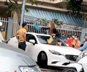 Xôn xao clip vợ chặn đầu xe, 'cố thủ' trên capo đánh ghen chồng 'đi đu đưa' cùng bồ nhí