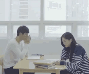 Bà mẹ Hàn Quốc bỏ tiền thuê người canh không cho con ngủ gật lúc học bài