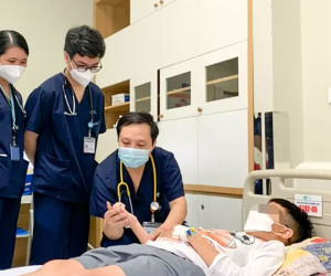 Tự mua 3 con rắn lục đuôi đỏ về làm thú cưng, bé trai bị cắn suýt chết