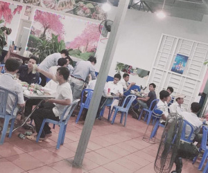 Mẹ đưa điện thoại xịn cho chơi game, bé trai 3 tuổi suýt gặp họa vì cướp