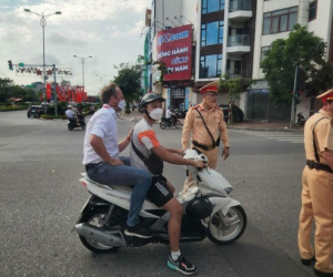 Báo Thái Lan: HLV U23 Thái Lan đi xe ôm tới sân Thiên Trường, bị cảnh sát dừng xe vì không đội mũ bảo hiểm