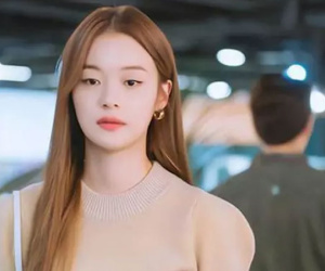 Lén lút biếu mẹ 2 triệu mỗi tháng, đọc tin nhắn của chồng, tôi đau điếng