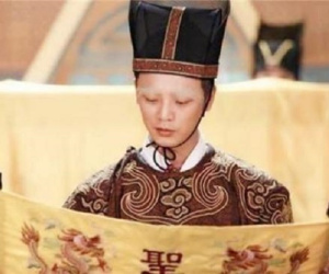 Các thái giám thời xưa thường không biết chữ, vì sao vẫn đọc được thánh chỉ?