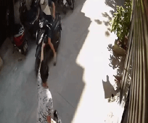 Clip: Bị bắt quả tang đang ăn trộm IC xe máy, kẻ gian 'lĩnh trọn' cú ném 'hiểm hóc' vào mặt