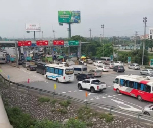 Ô tô dán thẻ thu phí tự động không nạp tiền, dừng xe trả phí gây ùn tắc