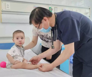 Hai biến chứng nguy hiểm của bệnh tay chân miệng, những dấu hiệu tuyệt đối không bỏ qua