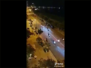 Kinh hoàng nhóm thanh niên cầm hung khí đi gây rối bị đối phương phục kích, cảnh tượng không khác một bộ phim hành động