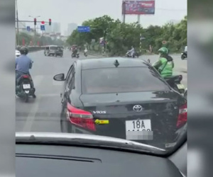 Kiên quyết không nhường đường cho xe cứu thương, tài xế phân trần: 'Tôi cũng chở người bệnh, nếu vượt đèn đỏ gây tai nạn ai chịu trách nhiệm?'