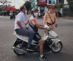 HLV Polking trần tình về chuyện 'bị cảnh sát giao thông Việt Nam bắt xe'