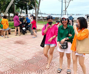 Đã có tấm gương về trend đụng hàng quần áo, nhóm nữ du khách vẫn 'liều mình' diện sơ mi hồng xanh sặc sỡ và cái kết ngỡ ngàng