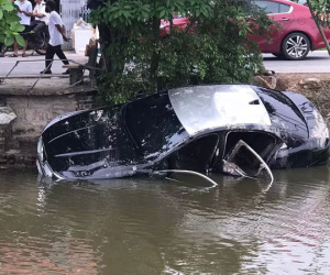 Ô tô lao xuống mương nước lật ngửa, 2 người tử vong