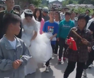 Bà nội cầm gậy trong đám cưới cháu trai, nguyên nhân khiến dân mạng khen ngợi hết lời