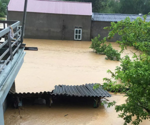 Lạng Sơn ngập sâu sau mưa lớn, nhiều nhà cửa, ô tô bị nước nhấn chìm