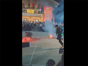 'Đùa với lửa', màn biểu diễn nguy hiểm nhưng luôn có trong lễ hội ở một thành phố tại Việt Nam
