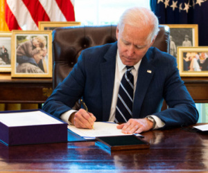 Tổng thống Mỹ Joe Biden ký luật tăng tốc bơm vũ khí cho Ukraine