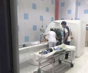 Bé trai 8 tuổi chấn thương não sau khi va vào bạn ở trong lớp