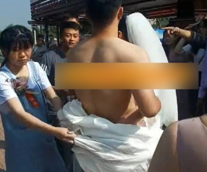 Giữa đám cưới, chú rể bị khách khứa lột sạch đồ, cô dâu hành động rất đáng khen để bảo vệ chồng