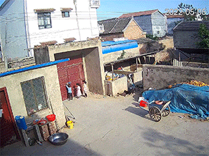 Video: Cổng sắt đổ và những phút giây dài tưởng như vô tận chờ người giải cứu hai bé gái