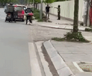 Xô xát giữa đường, bất ngờ một người quay lại ô tô đem theo một vật khiến người kia bỏ chạy thục mạng