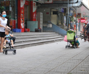 Hà Nội: Công an vào cuộc điều tra vụ bé trai bị 'vật thể lạ' rơi trúng đầu khi đi bộ dưới sân chung cư