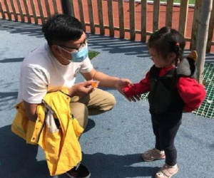 Trường mầm non diễn tập phòng người lạ, 20 bé đòi đi theo, cô giáo 'cứu' cũng không về