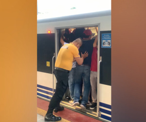 Không chỉ ở Nhật Bản, quốc gia Đông Nam Á này cũng có lực lượng giúp 'nhồi khách' đi tàu điện